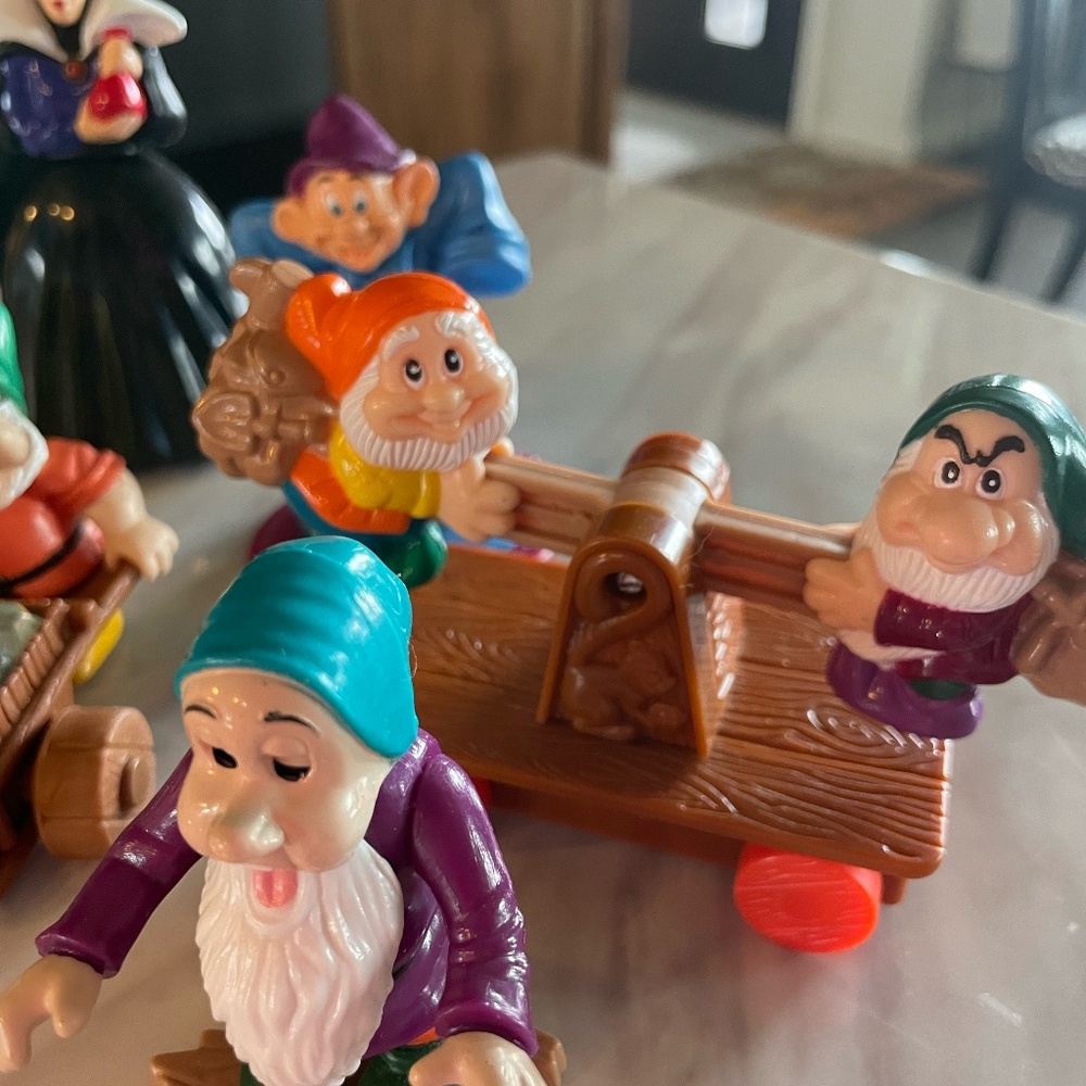 SET OF 7 DISNEY SNOW WHITE AND THE SEVEN DRAWFS PLASTIC FIGURINES - Picture 3 of 10